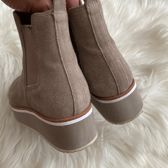 Antonio Melani taupe platform suede ankle boots - Picture 3 of 9